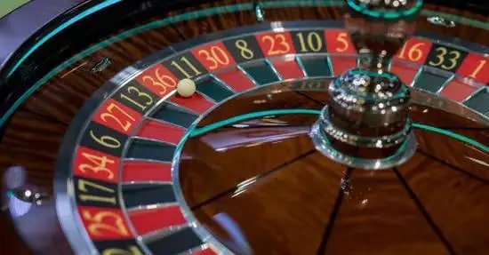Meja baccarat dealer langsung pp7slot dengan streaming video beresolusi tinggi dan opsi taruhan real-time